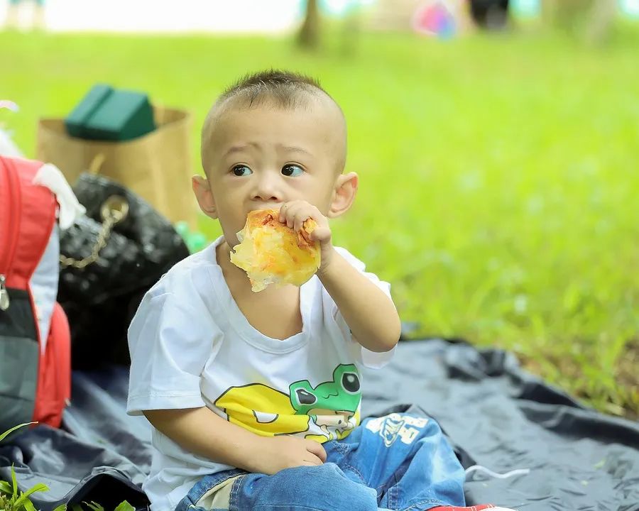 为什么宝宝和其他孩子一起吃饭会更香？