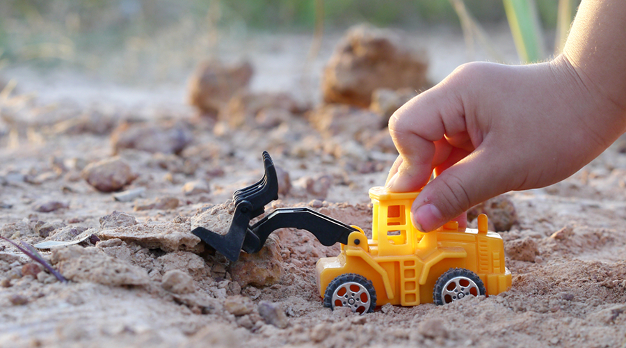 儿童心理学解读：为什么小孩都爱看挖掘机？